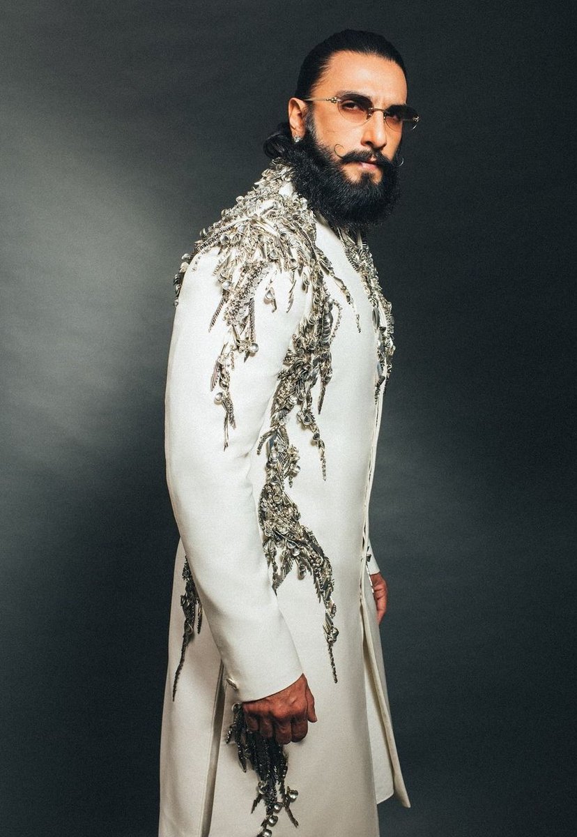 bombaytimes's tweet photo. Dapper Daddy is here🔥 @RanveerOfficial
#RanveerSingh #DaddyToBe #Bollywood #stylesquad https://t.co/xfI2M1ypKJ