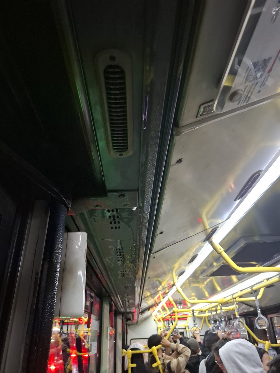 efendivrs's tweet photo. Busnya @PT_Transjakarta dengan no body PKT-106 netes terus sampe lantainya basah. https://t.co/x8pkiJ4PwQ