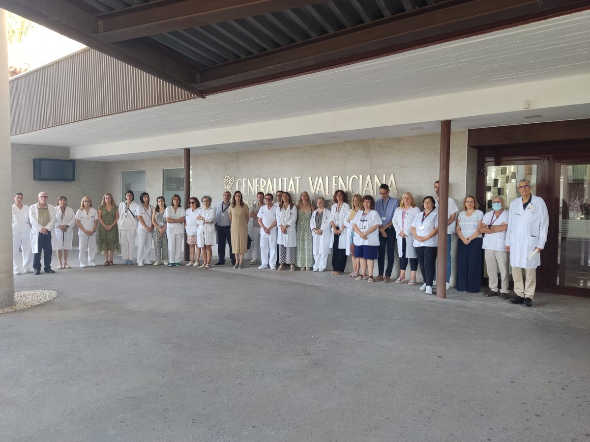 GVAsaludelche's tweet photo. 📌 Profesionales del dto. de salud del Hospital General de #Elche guardan un minuto de silencio a para mostrar su máxima condena y repulsa contra la violencia contra la mujer tras la confirmación del asesinato de Rosa María a manos de su pareja el pasado 5 de julio en Villena https://t.co/skb6LvqYBg