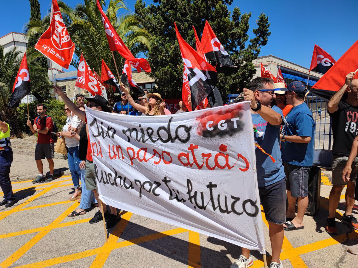 IrenedeMiguelEx's tweet photo. Hoy acompañamos a las trabajadoras de ATENTO contra el ERE encubierto de la empresa y a los trabajadores de CATELSA. No podemos permitir la deslocalización y el abuso de empresas con beneficios millonarios. https://t.co/9dLH3Paf4U