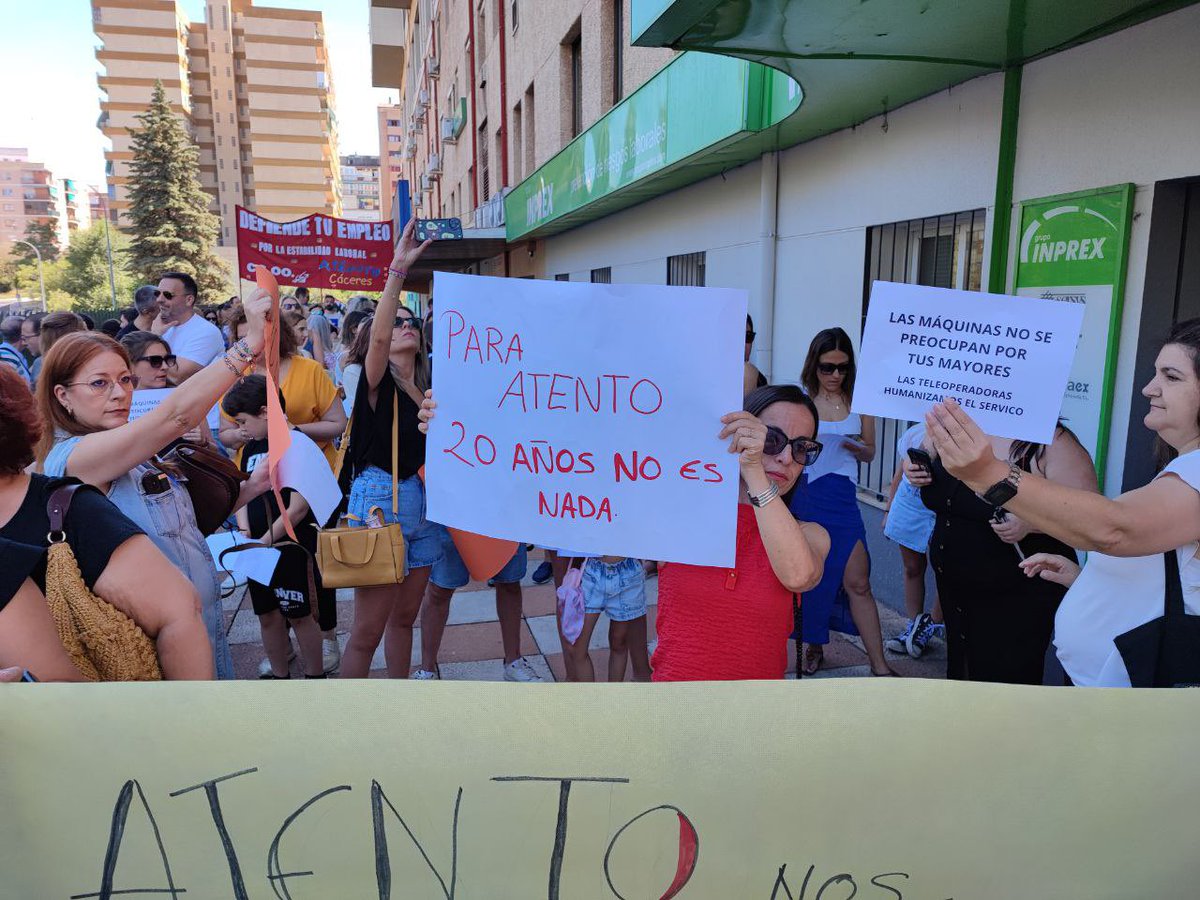 IrenedeMiguelEx's tweet photo. Hoy acompañamos a las trabajadoras de ATENTO contra el ERE encubierto de la empresa y a los trabajadores de CATELSA. No podemos permitir la deslocalización y el abuso de empresas con beneficios millonarios. https://t.co/9dLH3Paf4U
