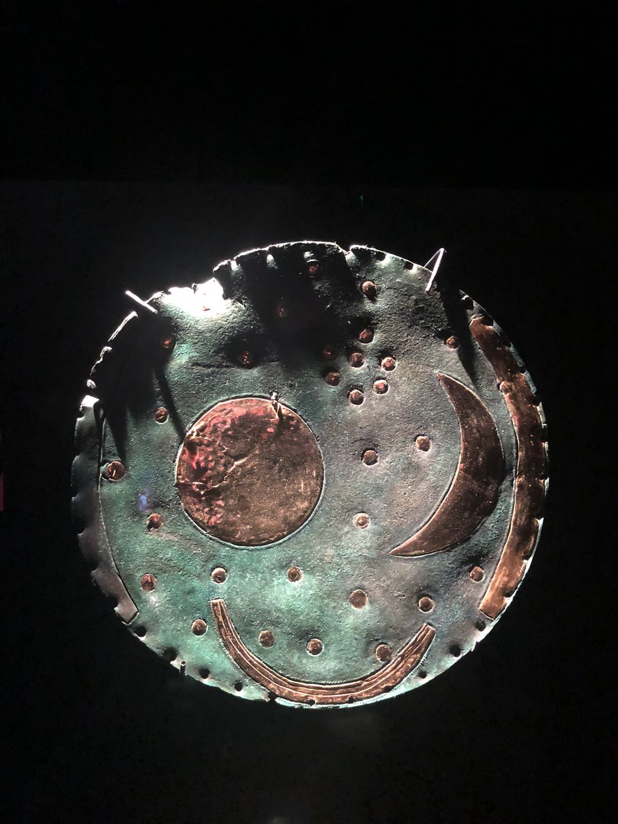 NuriaRecheTello's tweet photo. El cielo metálico… Disco celeste  de la Edad de Bronce encontrado en Nebra que codifica el año solar y lunar.
Otra magnífica expo en @marqalicante #Dinastias https://t.co/dUD2BWaOQX