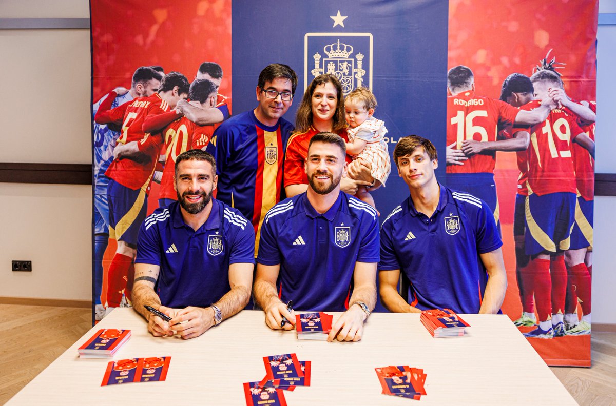 SEFutbol's tweet photo. 🤗 ¡¡𝗚𝗥𝗔𝗖𝗜𝗔𝗦 a todos por venir!!

Estos ratitos con vosotros, afición, siempre 𝗦𝗢𝗡 𝗟𝗢 𝗠𝗘𝗝𝗢𝗥 de la previa. 

#VamosEspaña | #EURO2024 https://t.co/BwyTIV6IX9
