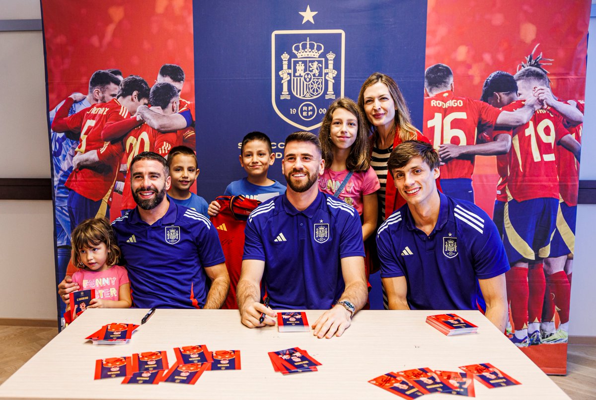 🤗 ¡¡𝗚𝗥𝗔𝗖𝗜𝗔𝗦 a todos por venir!!

Estos ratitos con vosotros, afición, siempre 𝗦𝗢𝗡 𝗟𝗢 𝗠𝗘𝗝𝗢𝗥 de la previa. 

#VamosEspaña | #EURO2024