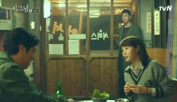 precious309_'s tweet image. (เธรด)ซีรีส์แนวสืบสวนสอบสวนที่เคยดู (ถ้านึกออกเดี๋ยวมาต่อเรื่อยๆค่ะ) 
1.Signal (2016) - เป็นซีรีส์สืบสวนสอบสวนที่เราวนกลับไปดูซ้ำบ่อยมากๆ พัคแฮยองกับอีแจฮันตำรวจในปัจจุกับตำรวจในอดีตวิทยุข้ามเวลาช่วยกันจับฆาตรกรในคดีฆาตกรรมที่ปิดไม่ลงเพราะยังจับฆตก.ไม่ได้ นฟ/iqiyi and more +