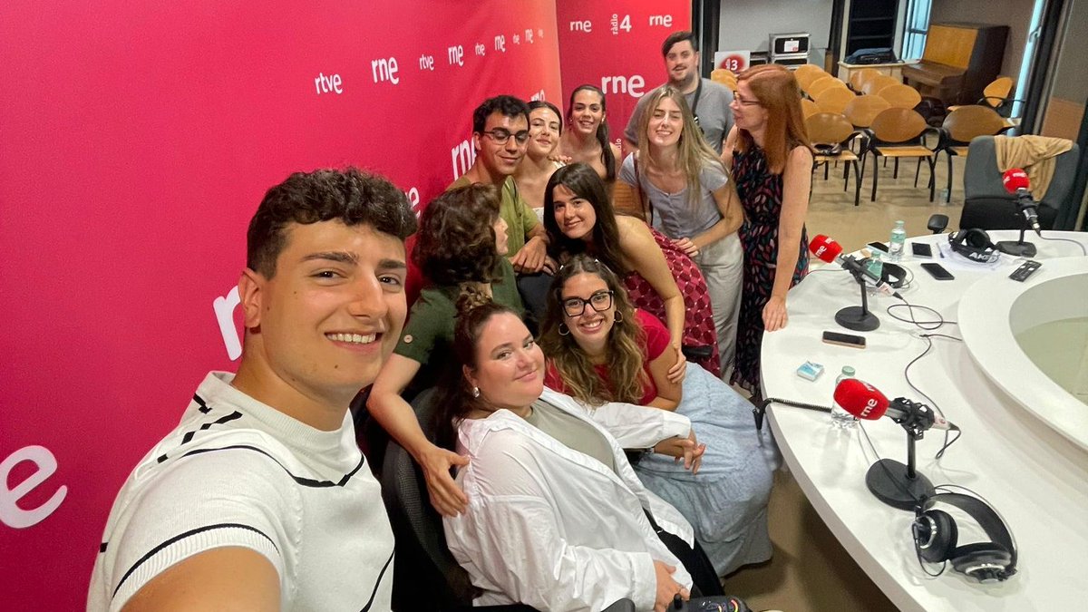 😃Avui compartim el programa amb bona part del grup  #Kids de <a href="/SJDbarcelona_es/">Hospital Sant Joan de Déu Barcelona ES</a> 

Estem omplint l'estudi gran de <a href="/radio4_rne/">radio4_rne</a> de nois i noies que formen part d'aquest consell científic per parlar de #salut infantil i juvenil

Pareu bé les orelles!!!

📻A partir de les 14'05h