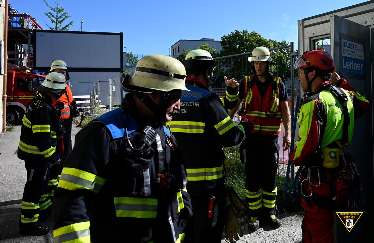 BFMuenchen's tweet photo. Am Dienstagvormittag ist ein 28-jähriger Mann in einem #Baukran kollabiert. Er wurde mit der #Seilwinde eines #Rettungshubschraubers in Sicherheit gebracht. Die Kräfte der #Feuerwehr #München waren ebenfalls im Einsatz.
Ganzer Bericht: https://t.co/AU8oXaoa9d
#WirFürMünchen https://t.co/RjOXphBaCl