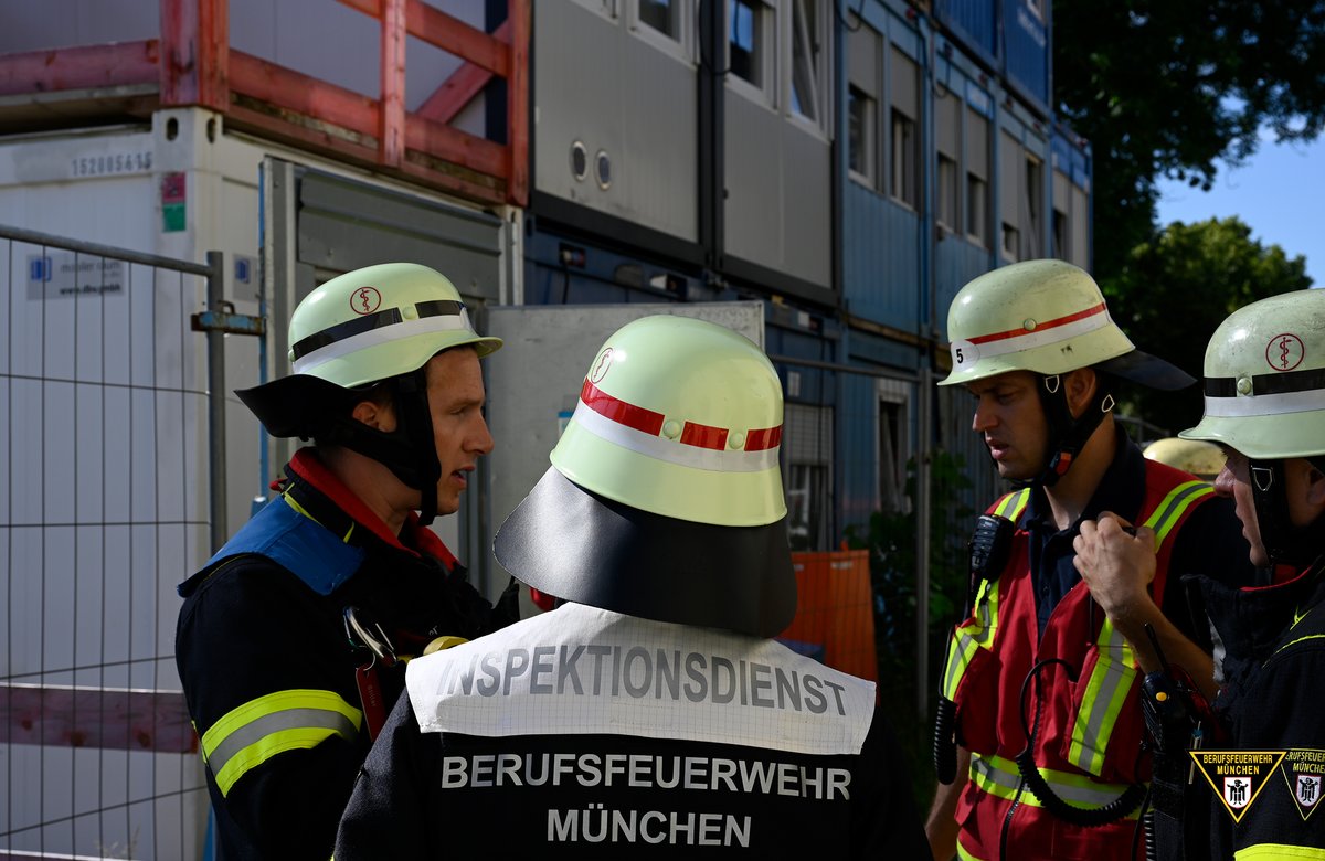 BFMuenchen's tweet photo. Am Dienstagvormittag ist ein 28-jähriger Mann in einem #Baukran kollabiert. Er wurde mit der #Seilwinde eines #Rettungshubschraubers in Sicherheit gebracht. Die Kräfte der #Feuerwehr #München waren ebenfalls im Einsatz.
Ganzer Bericht: https://t.co/AU8oXaoa9d
#WirFürMünchen https://t.co/RjOXphBaCl