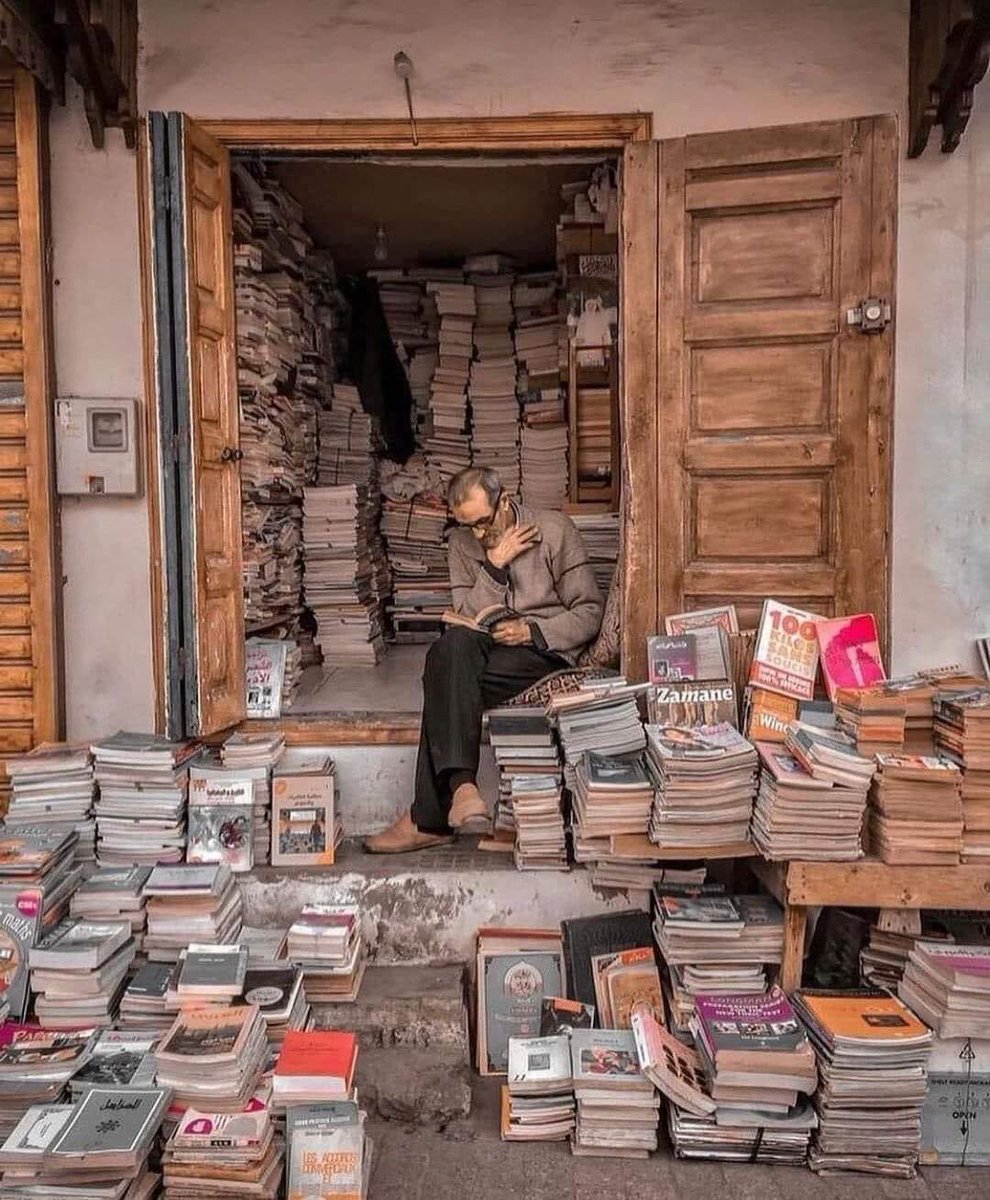 Le libraire de 76 ans (1948), Mohamed Aziz, originaire de Rabat au Maroc, passe 6 à 8 heures par jour à lire des livres. Ayant lu plus de 5000 livres en français, arabe et anglais, il reste le plus vieux libraire de Rabat après plus de 43 ans au même endroit. Quand on lui a