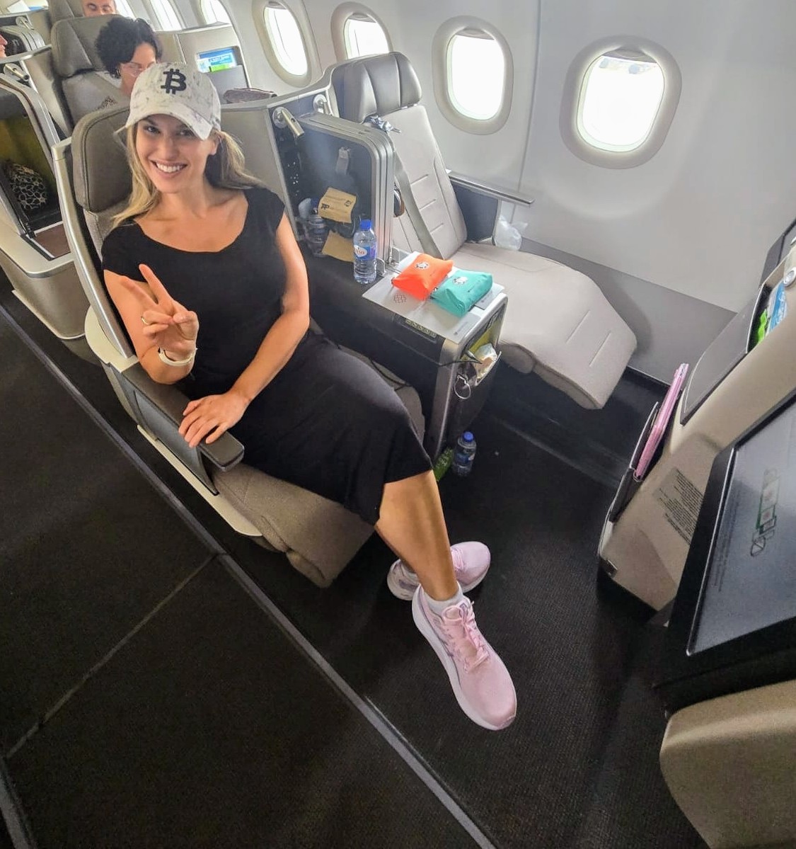 megan_crypto's tweet photo. Gm! Same #Bitcoin hat, new adventure✌🏻 ✈️ 

Next stop 📍 NYC to film for my podcast 🎙with @zeebuofficial over the next two weeks!

Who else is in #NYC!? 🇺🇲 https://t.co/REIFmuB5LM