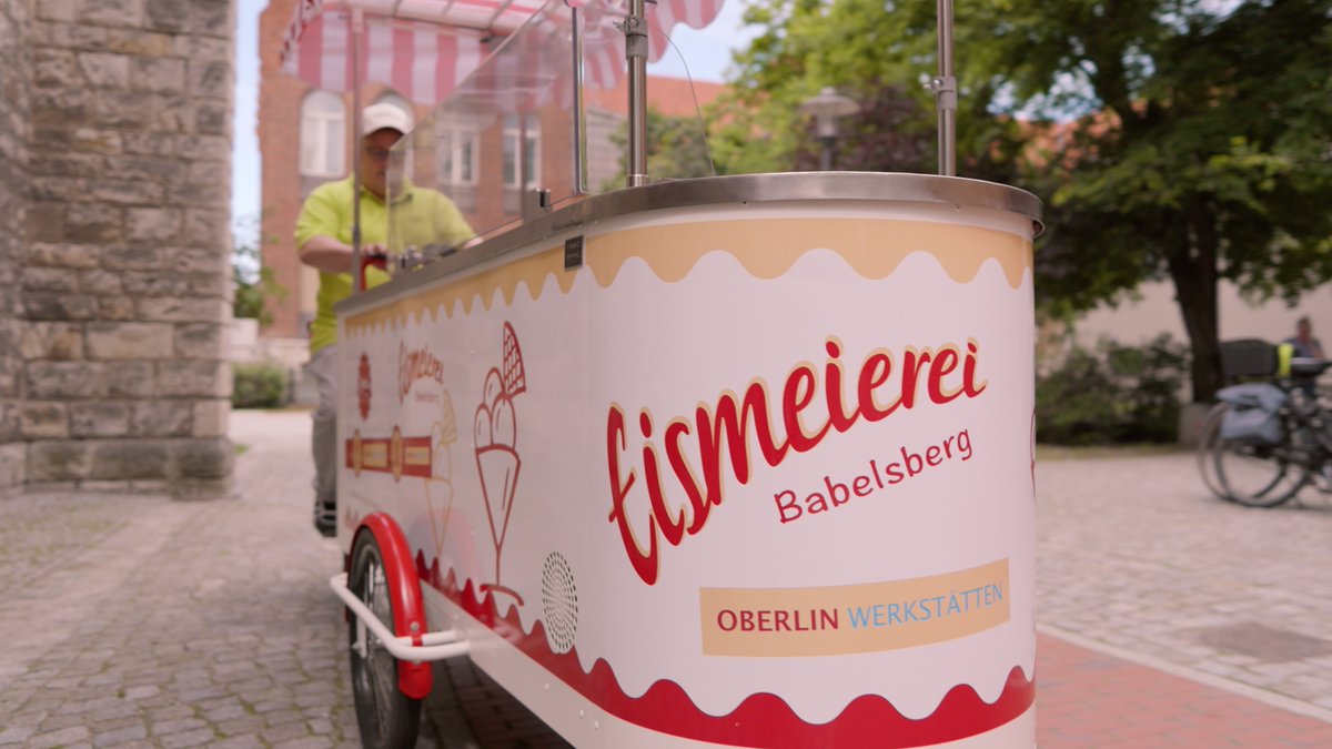 Milchreis-Eis ist der Renner - In Potsdam stellen Menschen mit Behinderung Speiseeis her, mehr bei #epdVideo u.epd.de/32ix