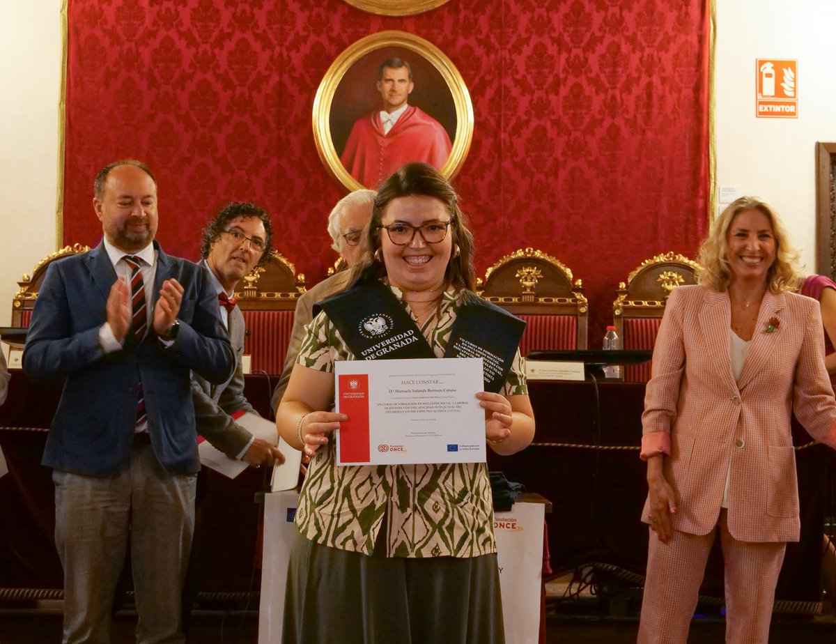 HospitalariasGr's tweet photo. Manuela Yolanda Bermejo Canosa, residente y usuaria de nuestro CO #Realidad2001, se gradúa en el Curso de Inclusión Social y Laboral de la @CanalUGR Saber más 👉 https://t.co/4KSyU8Y5KJ https://t.co/lrGmBhGbfD