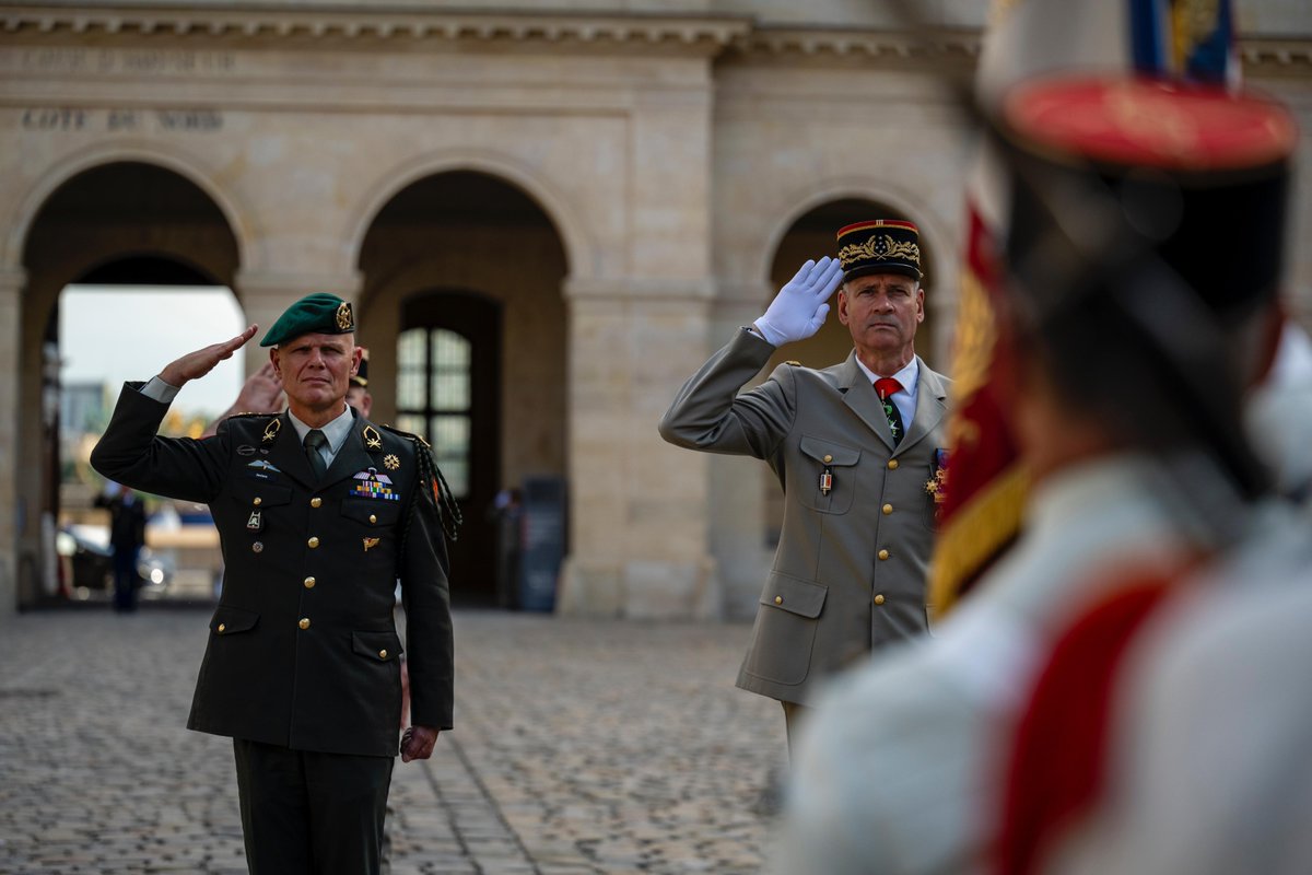🇫🇷🤝🇳🇱 Aujourd’hui, j’accueille le général Jan SWILLENS, mon homologue néerlandais <a href="/landmacht/">Koninklijke Landmacht</a>, pour échanger sur nos actions de partenariats et nos projets d’entraînements conjoints.
#StrongerTogether
