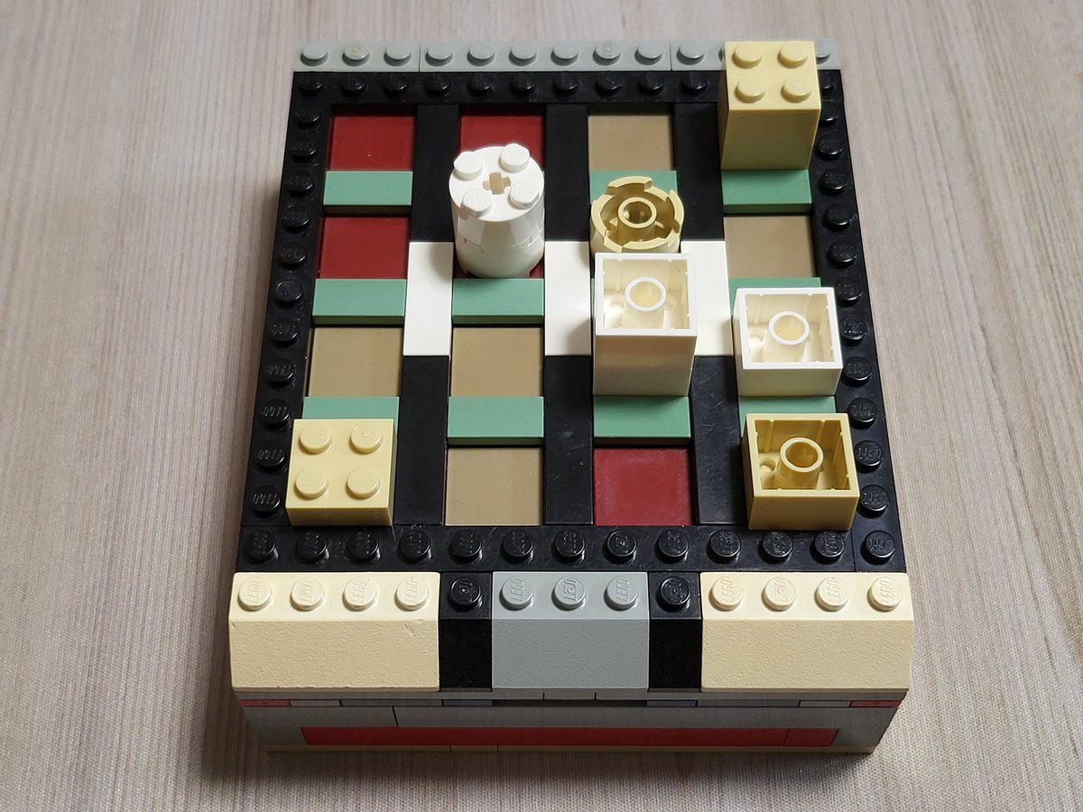 ChuriMagi's tweet photo. #LEGO
#ボードゲーム
#クアルト
#クアンティック
作ったのはボドゲ歴2ヶ月の頃…2年半前。
駒は白と茶、丸と四角、低い高い、上と下。
ボードを4×4の升目で色をわけし、白駒Vs茶駒でクアンティックも。
一番頑張ったのは、駒が収納できる点😁
当時から収納にこだわってたのかw
#Quarto
#Quantik https://t.co/zIXAkEnU6Z