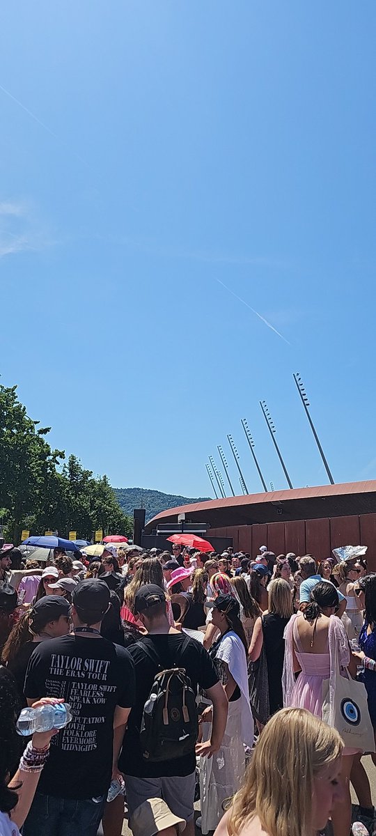 Zurich night 1 
#TheErasTourZurich
PS: Äs isch verdammt heiss 🥵