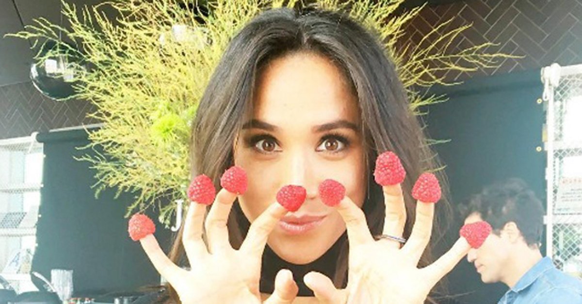 RoyalMegnews's tweet photo. Love this photo. Jam hands. #MeghanMarkle #Meghan #duchessofsussex #duchessmeghan #takemebacktuesday #jamhands #americanrivieraorchard https://t.co/GRzBDVdEQ4