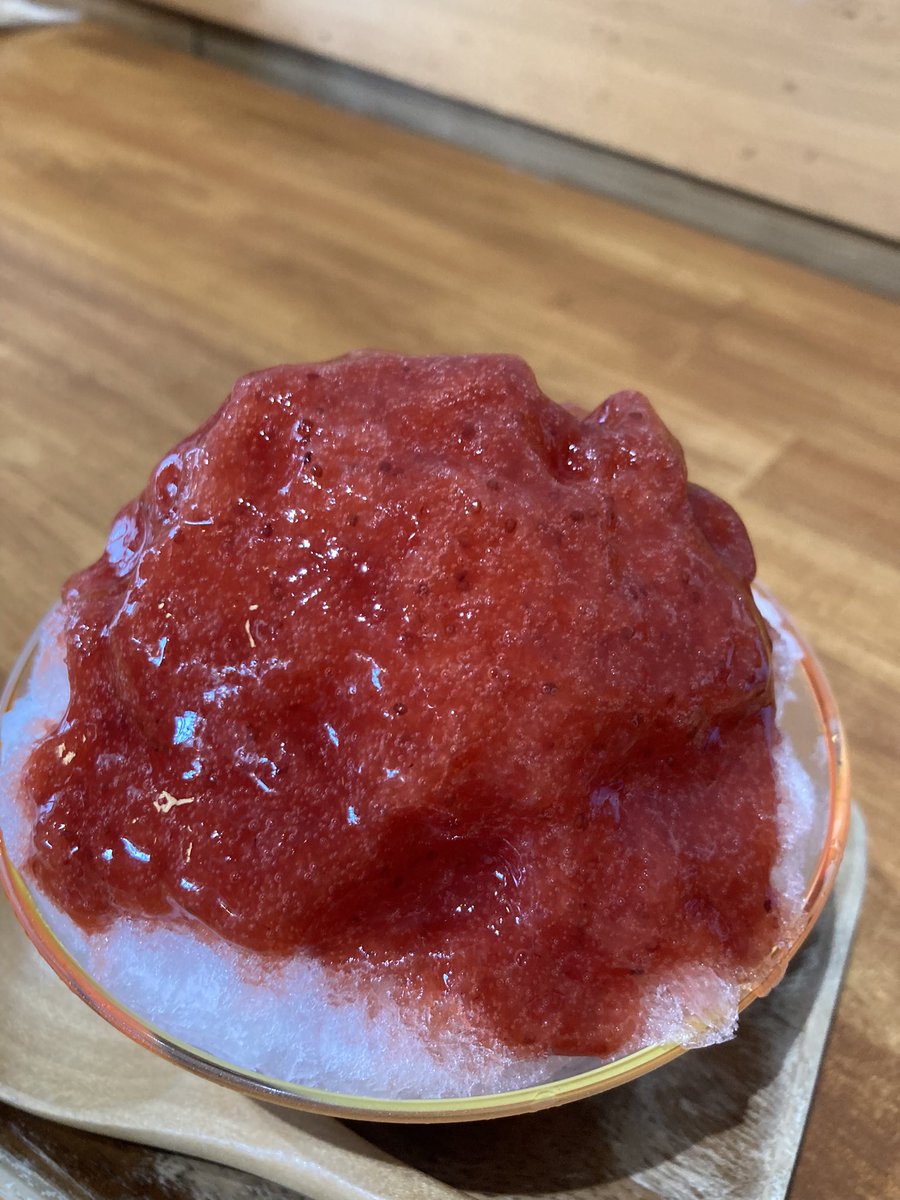 Io7Jk2's tweet photo. 新小岩
ゼロ屋cafe
ランチ氷　濃厚いちご🍓　400円

ランチの後にミニサイズのかき氷が注文できます。
有機野菜を使用したカレーや、お肉がたっぷり乗ったランチプレートが好評のお店です🍛

#かき氷　#東京かき氷 https://t.co/9QsiblbCcl