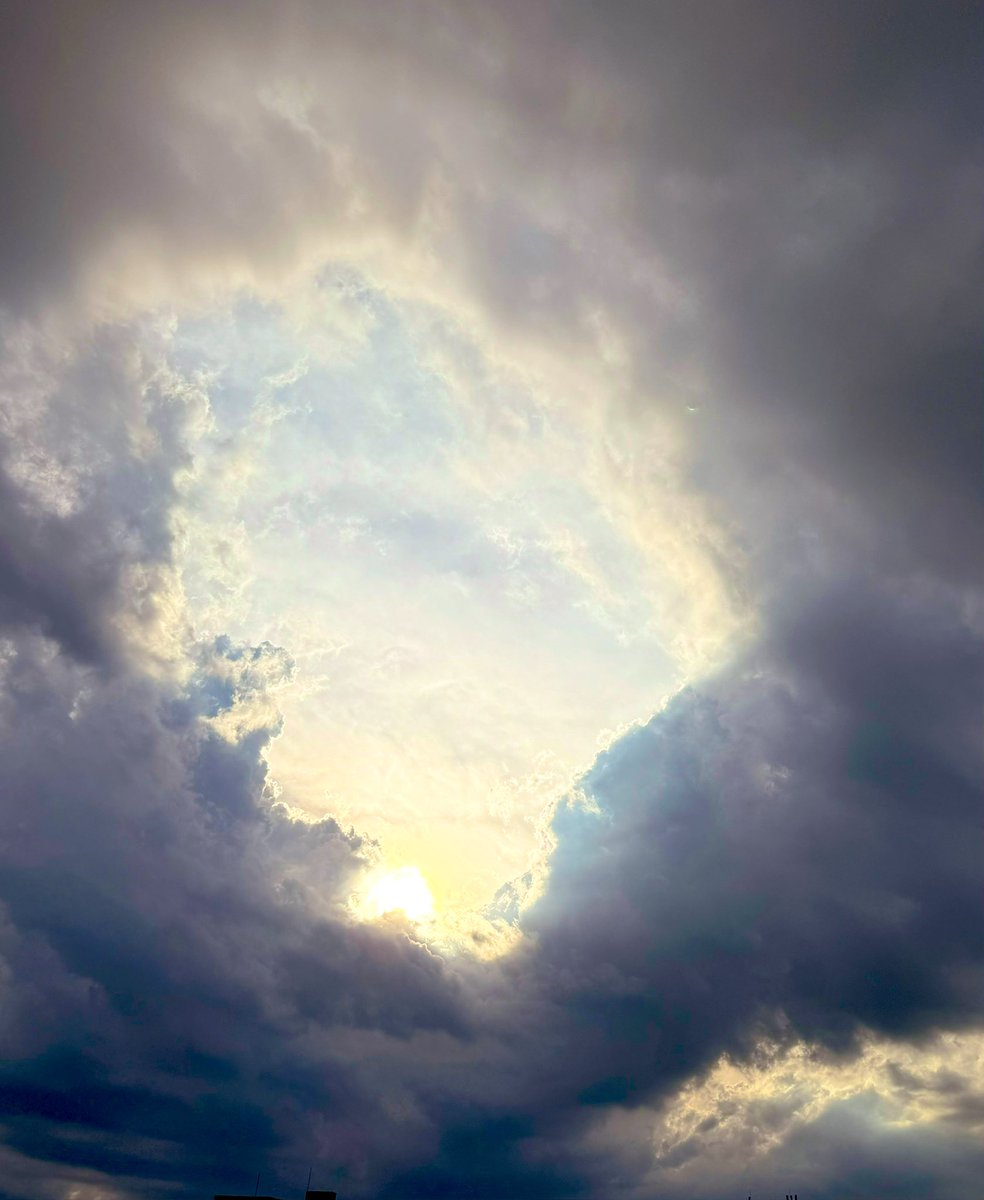 MyE1e's tweet photo. 琵琶湖畔でランチしました。
いきなり豪雨になって雷⚡︎の写メ撮りに行こうとしたら皆んなに止められました。心配してくださる菩薩様✨ https://t.co/ytpx6QcPwQ