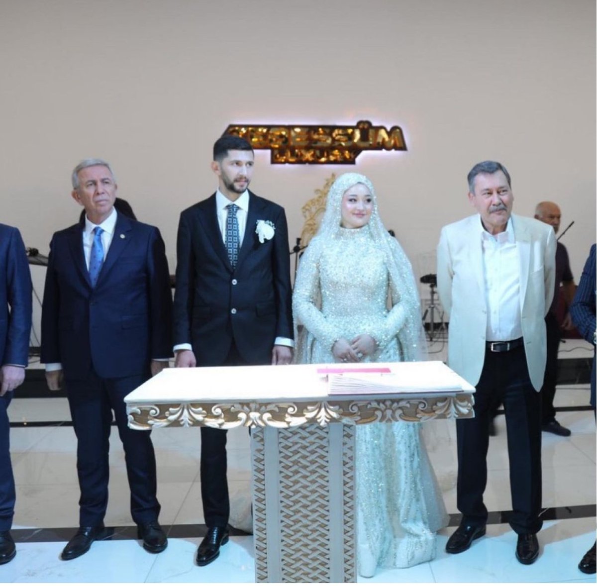 Mansur Yavaş ve Melih Gökçek, aynı düğünde nikah şahidi oldu.