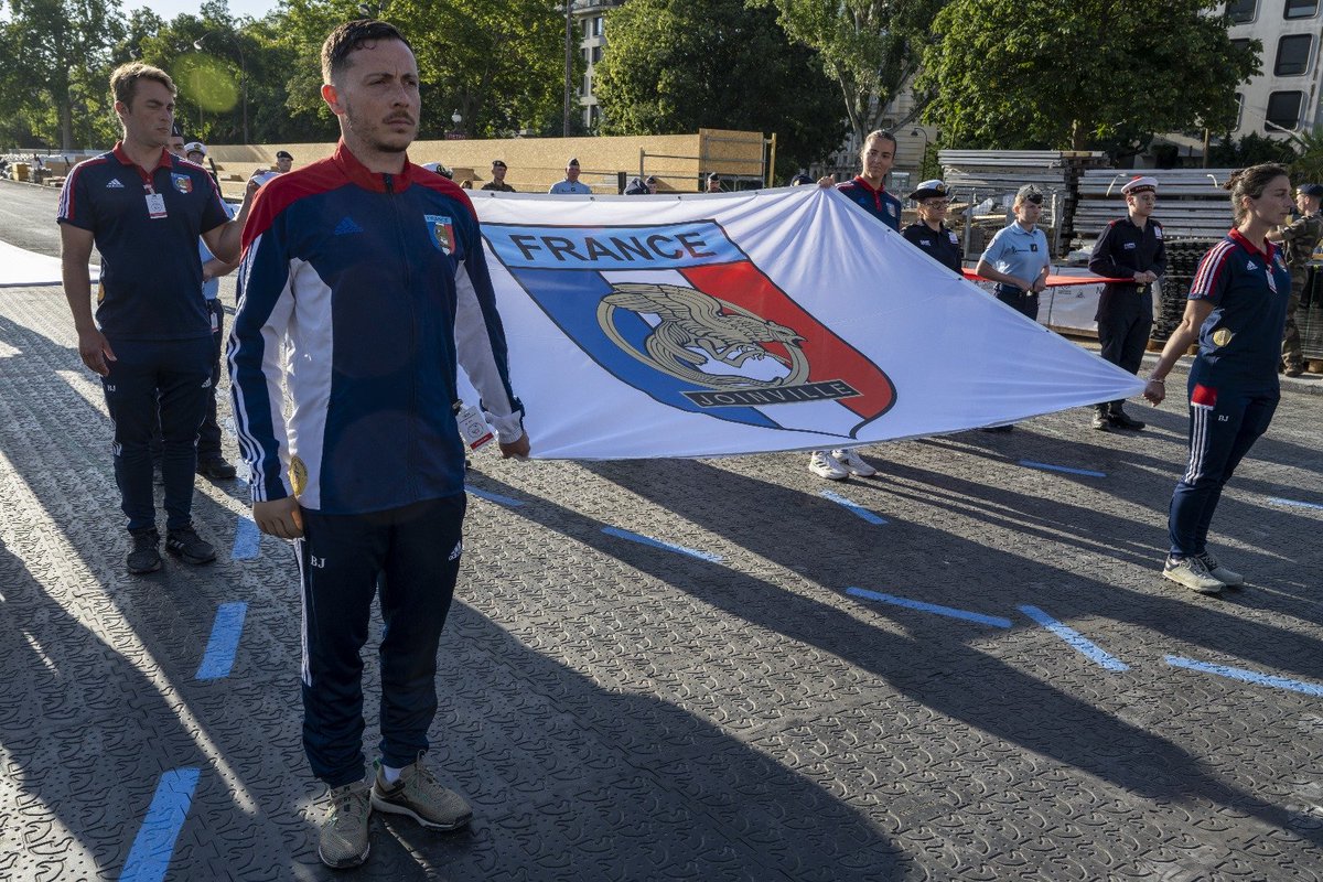 armeedeTerre's tweet image. [Dans les coulisses du #14Juillet 🫡🇫🇷]

On les a croisés très tôt ce matin sur l'avenue Foch à Paris. Des légionnaires, des associations patriotiques, des sportifs de haut niveau de la Défense, des unités de circulation...
Il se prépare quelque chose ?

#SoldatsDeFrance 🪖🇫🇷