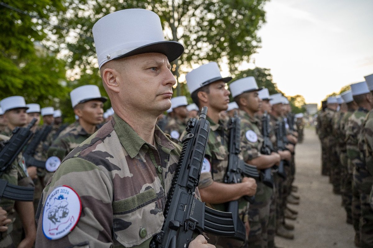 armeedeTerre's tweet image. [Dans les coulisses du #14Juillet 🫡🇫🇷]

On les a croisés très tôt ce matin sur l'avenue Foch à Paris. Des légionnaires, des associations patriotiques, des sportifs de haut niveau de la Défense, des unités de circulation...
Il se prépare quelque chose ?

#SoldatsDeFrance 🪖🇫🇷