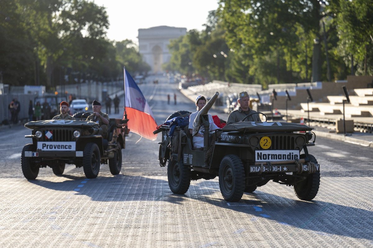 armeedeTerre's tweet image. [Dans les coulisses du #14Juillet 🫡🇫🇷]

On les a croisés très tôt ce matin sur l'avenue Foch à Paris. Des légionnaires, des associations patriotiques, des sportifs de haut niveau de la Défense, des unités de circulation...
Il se prépare quelque chose ?

#SoldatsDeFrance 🪖🇫🇷