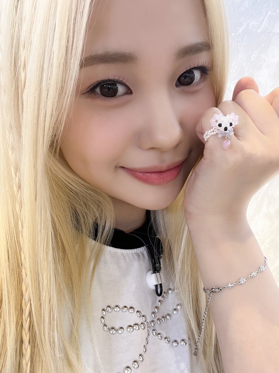 in a brightly lit room, we snapping selcas between bursts of laughter. our fanvatar conversation is lively, filled with fun stories, inside jokes, and playful teasing. each behind pict captures our joy and the unspoken bond, creating a gallery of cherished memories🧚⭐️_%