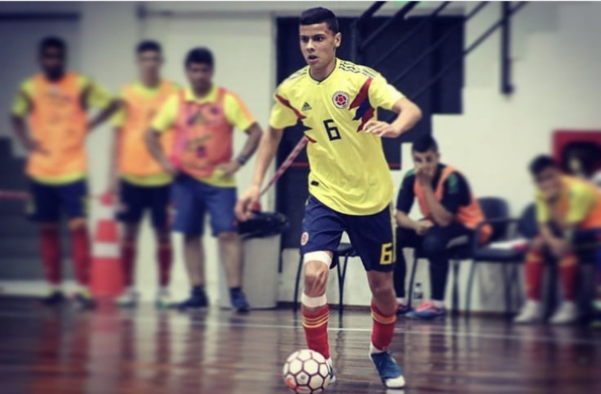 🇨🇴 El de la foto es Richard Rios, jugador de Alianza Platanera en ese entonces, jugando para la Selección Colombia de Fútbol Sala en el Sudamericano Sub 18 de Asunción 

🔜 El resto es historia: Flamengo, Mazatlán, Guarani FC, Palmeiras y su gran momento en la Copa América
