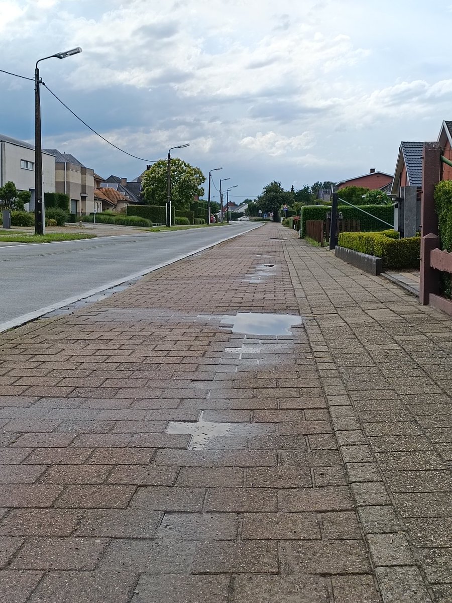 UBbikepaths's tweet photo. Waarom gravelbikes zo populair zijn bij ons? Die paden worden wel intact gehouden zo blijkt. https://t.co/G2TAizfyMM