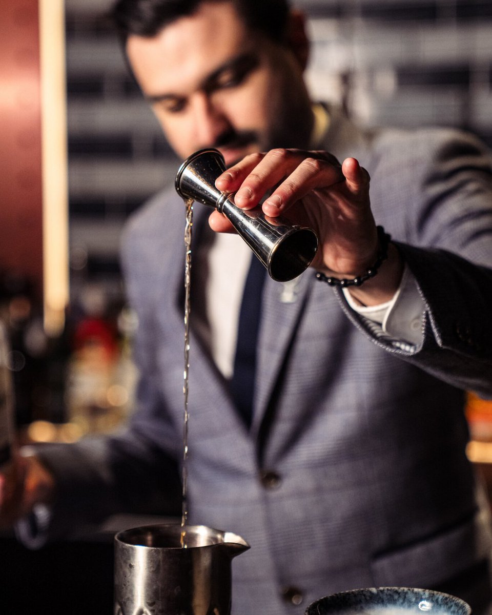 Javarumco's tweet image. Our rum shines bright in every cocktail, but it’s the talented mixologists who truly bring the magic. With their creativity and skill, they transform our premium rum into unforgettable drinks. 🥃💫
#JavaMur #JavaMur #JavaCocktails #Cocktail#Cocktails#Mixology#mixologist#BarLife