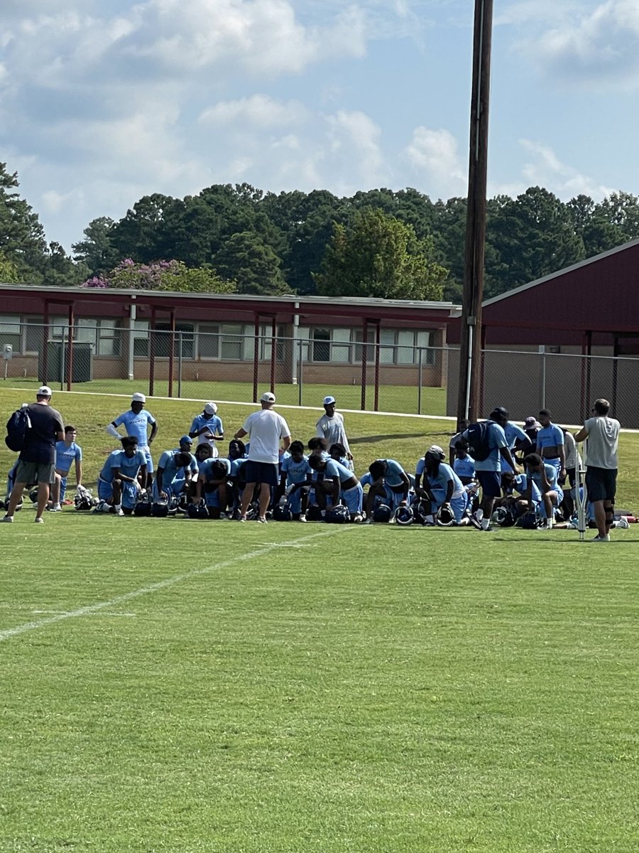 DormanFootball's tweet photo. Got some quality work in this morning at Greenwood High. Time to focus on August! #BleedBlue #AugustIsComing https://t.co/kfWNjTXtyB