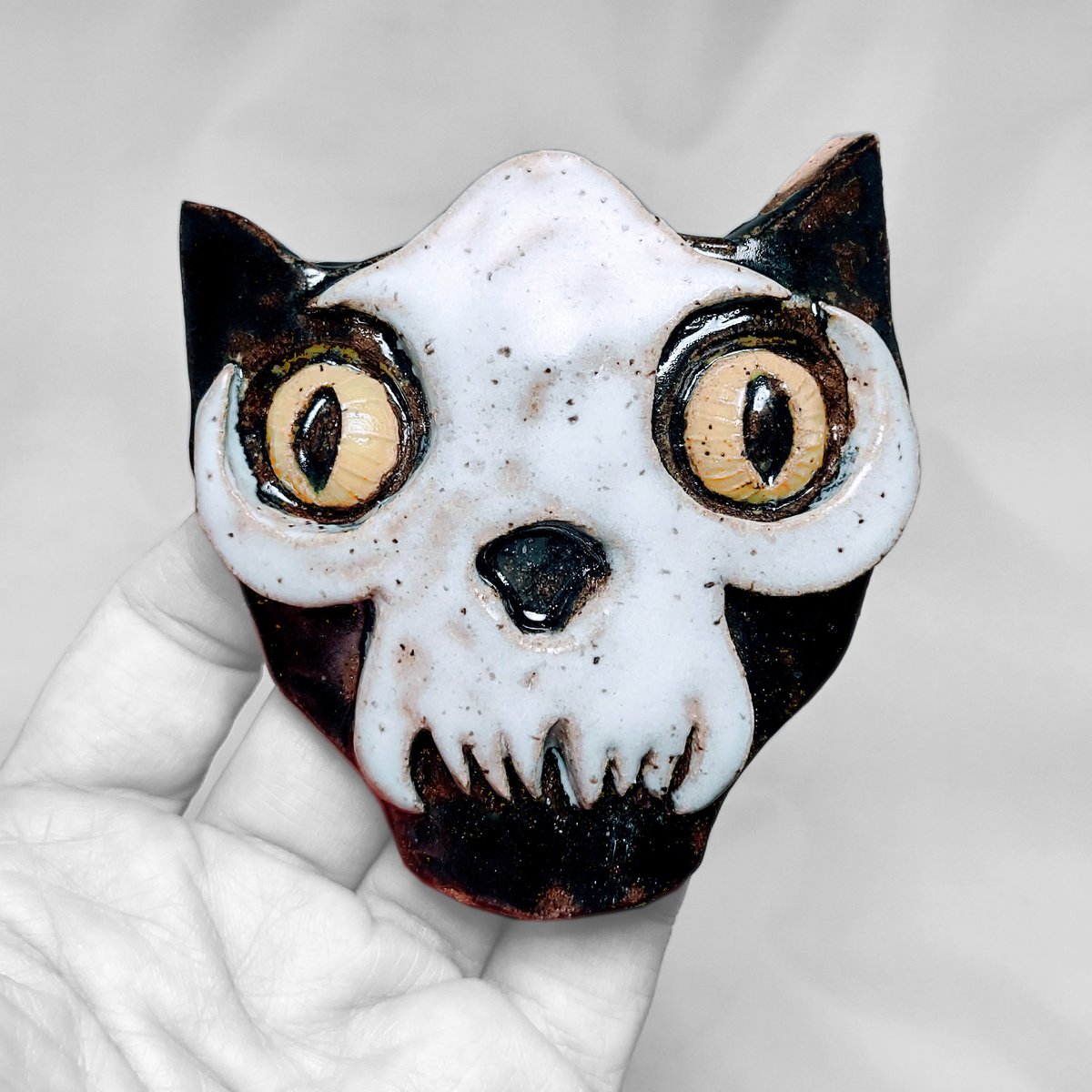 aberrantceramic's tweet image. Yellow Eyes Cat Skull Wall Mask
#cats #skull #wallart #ceramicart #art #ceramics