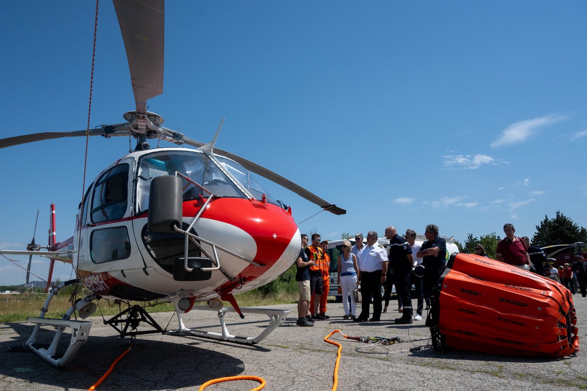 Prefet11's tweet photo. 🧑‍🚒🔥 🚒 🚁 La campagne feux de forêts 2024 a été lancée par Christian POUGET, préfet de l’Aude, Hélène SANDRAGNÉ, Présidente du CD11, Christian RAYNAUD, Président du Conseil d’administration du SDIS 11 et le Colonel Christophe MAGNY, Directeur du SDIS 11.

La prévention et la lutte contre les feux de forêt reposent sur le partenariat efficace de nombreux services :  @SDIS11OFFICIEL, @ONF_Officiel, @Gendarmerie_011, @PoliceNationale, services de l'État, #ConseilDépartemental11,  comités communaux feux de forêt, réserves communales, #BRL, @SecCivileFrance, @Armees_Gouv.

A cette occasion, des conventions de partenariat avec les mairies de #Lavalette, #Narbonne et #Pennautier, la compagnie de Bas-Rhône et l'entreprise MENAPS ont été signées :
Objectifs 👉 Renforcer la détection des feux de forêt, faciliter l'accueil des renforts extra-départementaux et optimiser la gestion de la ressource en eau.

Les acteurs ont visité la vigie du Mas-des-Cours où des caméras de détection ont été récemment installées.

⚠️ Rappel ⚠️
⚠️ 90% des incendies sont d'origine humaine !
❌ Ne pas fumer en forêt
❌ Ne pas jeter son mégot depuis son véhicule
➡️ Respecter les interdictions d'accès aux massifs forestiers
☎️ 18 ou 112 (114 pour les personnes sourdes ou malentendantes)
👉 https://t.co/9kePHB4TIq