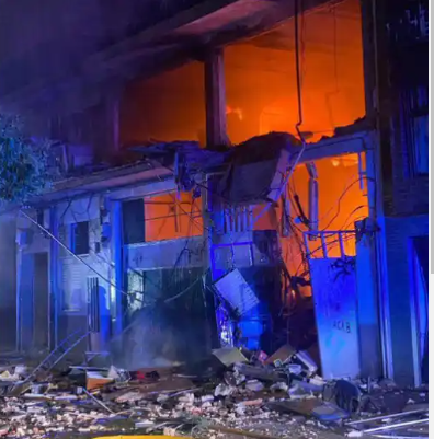albsolrev's tweet photo. Dentro de 22 días es 1 de Agosto. Un año de la explosión en Goya 32. Desde entonces, ninguna ayuda por parte del @AyuntamientoVLL .  Es más, se ha cobrado hasta el IBI a los vecinos por un edificio que está destrozado e inhabitable. Abandonados. Sin casa y sin ayudas. Un drama https://t.co/q6sb9FnVI5