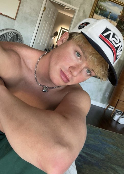 1 pic. guess I’m back to being a slut https://t.co/xv2R4cYr8r