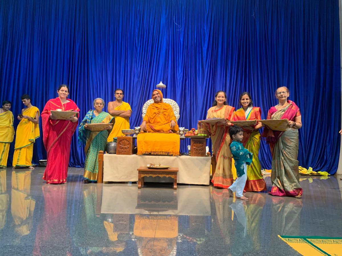 ದಿ. 06-07-2024, ಶನಿವಾರದಂದು ಬೆಂಗಳೂರಿನ ಗಿರಿನಗರದ ಶ್ರೀರಾಮಾಶ್ರಮದಲ್ಲಿ
ಗೋಮಾತೆಯ ಸೇವೆಯಲ್ಲಿ ತಮ್ಮನ್ನು ತೊಡಗಿಸಿಕೊಂಡ ಐದು #ಲಕ್ಷಭಾಗಿನಿ ಮಾಸದಮಾತೆಯರು ಪರಮಪೂಜ್ಯ ಶ್ರೀಮಜ್ಜಗದ್ಗುರುಶಂಕರಾಚಾರ್ಯ ಶ್ರೀಶ್ರೀರಾಘವೇಶ್ವರಭಾರತೀ  ಮಹಾಸ್ವಾಮಿಗಳವರಿಂದ  ಬಾಗಿನವನ್ನು ಸ್ವೀಕರಿಸಿದ ಧನ್ಯತೆಯ ಕ್ಷಣ..

#ಮಾತೃತ್ವಮ್