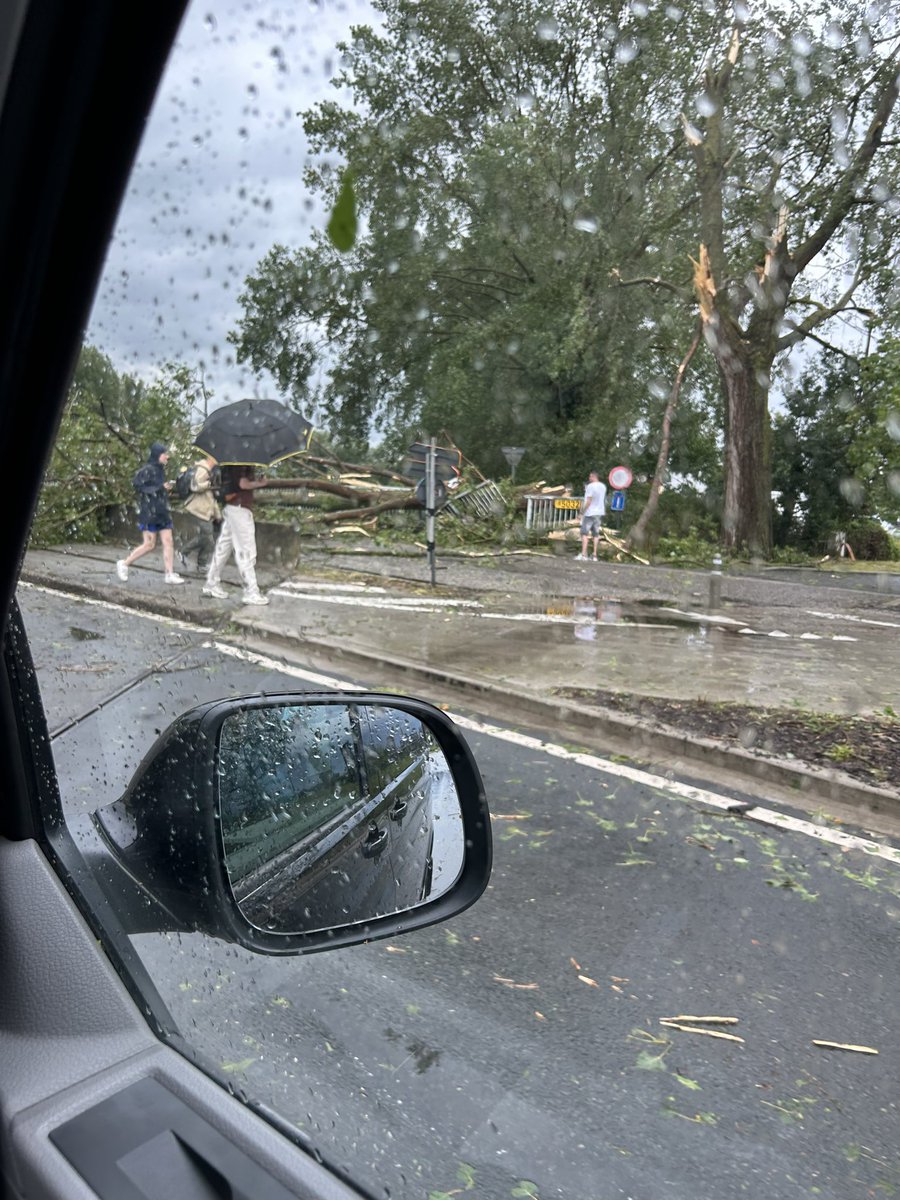 BartSomers's tweet photo. Extreem veel schade in Mechelen en omstreken. Wees voorzichtig! Zorg voor elkaar ! Er is nog een golf onderweg https://t.co/myV03XGtgz