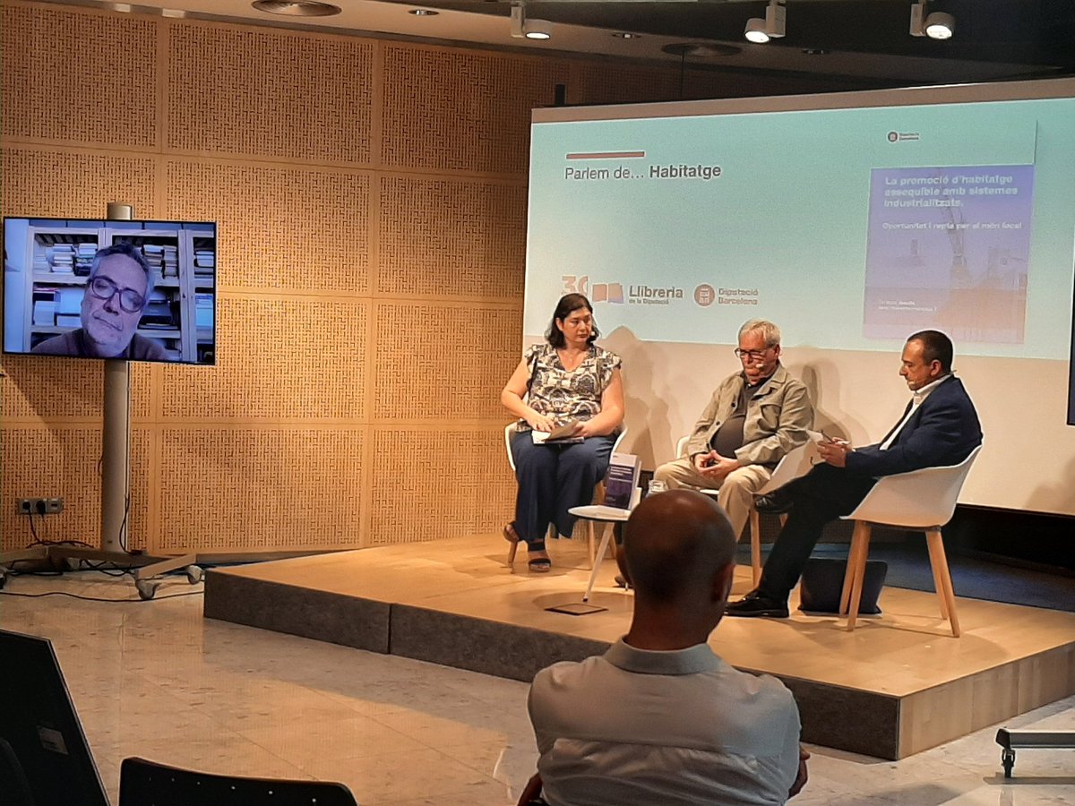 Continuem amb una debat entre Marc Torrent (<a href="/APCECatalunya/">APCE Catalunya</a>), Amadeu Iglesias i <a href="/GerardoWadel/">Gerardo Wadel</a> i modera <a href="/LenaSenseE/">Lena Vidal</a>.
Torrent: "Potser implica invertir més en la fase de projecte, però fabricar ens permet ser més ràpids en la fase d'execució, i a més no tenim desviacions de costos"