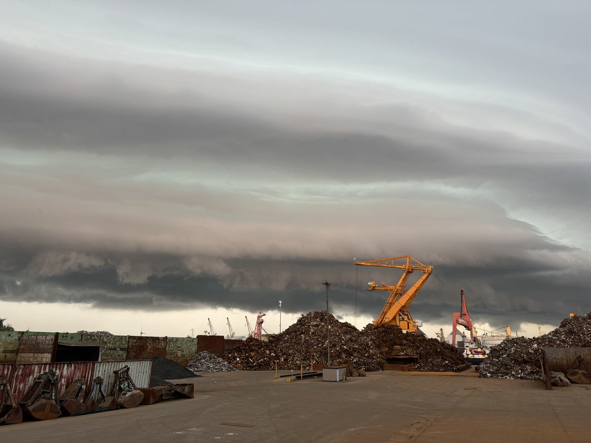 Feyespector's tweet photo. Mooi!! #onweer #shelfcloud #Botlek @Art_of_thunders @MeteoVoorne @helgavanleur https://t.co/FPPJy9ur8P