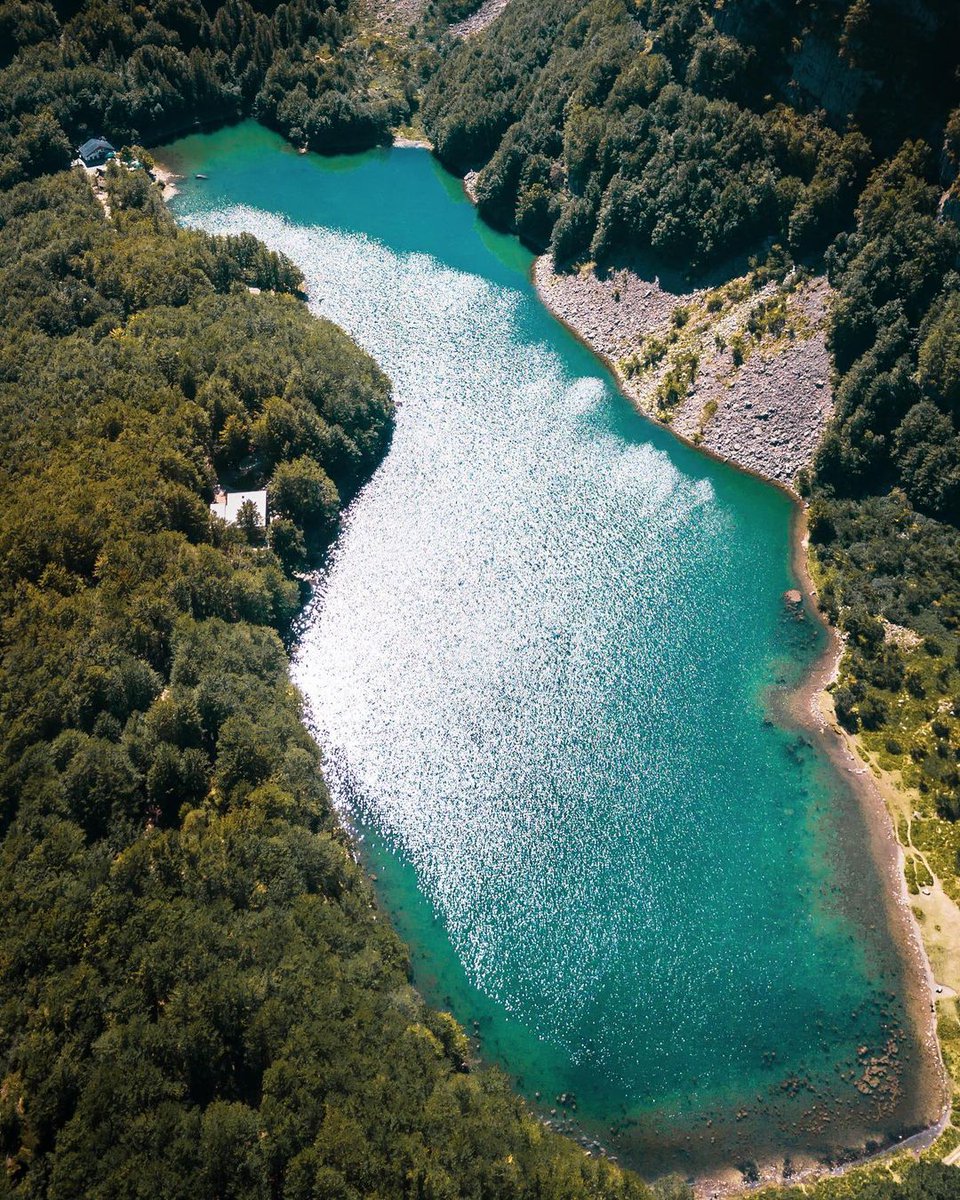 ModenaDintorni's tweet photo. #LagoSanto, dall'alto! ๐๐
Rimaniamo sempre affascinati davanti all'incontaminata bellezza delle acque smeraldo di questo angolo d'Appennino.
Visto dall'alto poi, rende ancora meglio l'idea della sua infinita bellezza naturale!
Ph sentidos.humanos | Via #modenaedintorni https://t.co/qMVUoSqodD