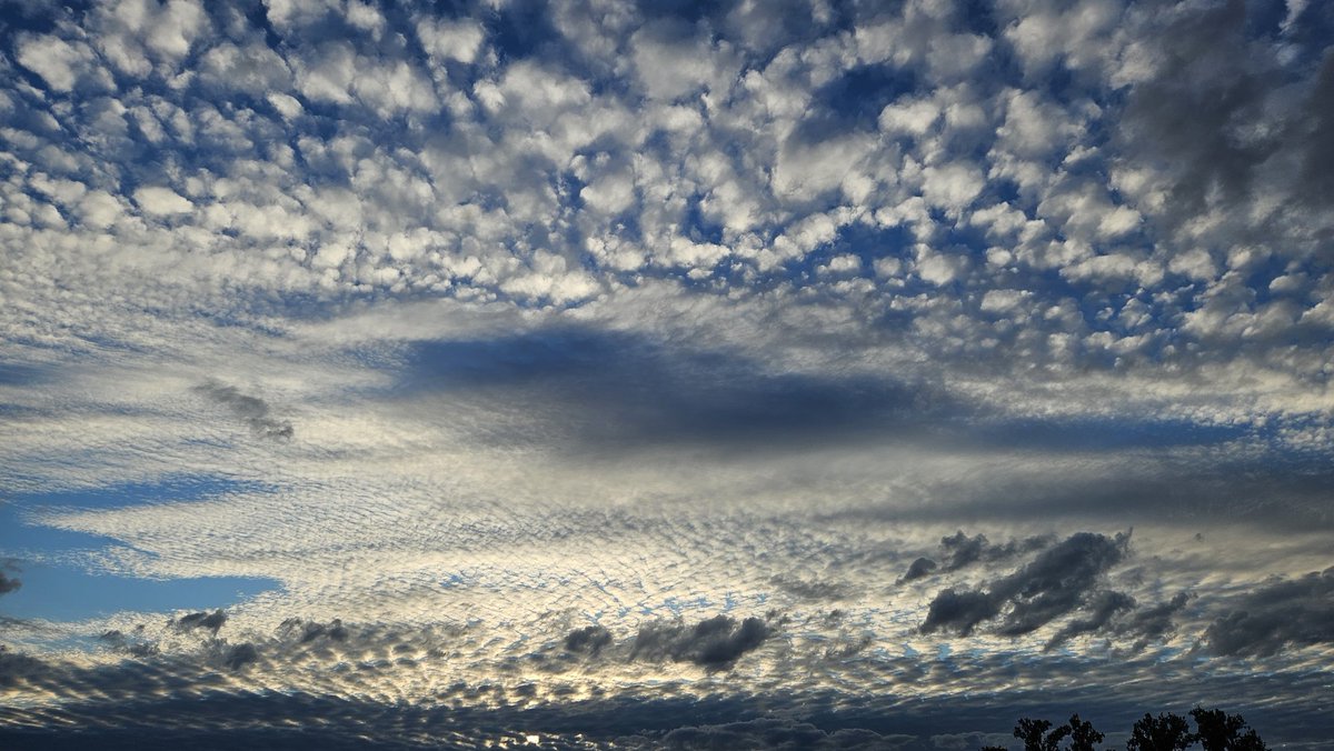 Am Sonntag auch schöne ganz natürliche Wolken über Groß Gerau