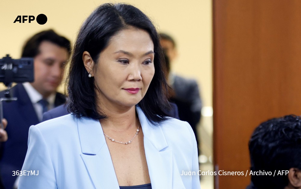 La fiscalía de Perú pidió 30 años y 10 meses de prisión para la excandidata presidencial Keiko Fujimori en el juicio que enfrenta por lavado de activos en el marco del escándalo Odebrecht. Está acusada de recibir dinero ilegal para financiar sus campañas de 2011 y 2016 #AFP