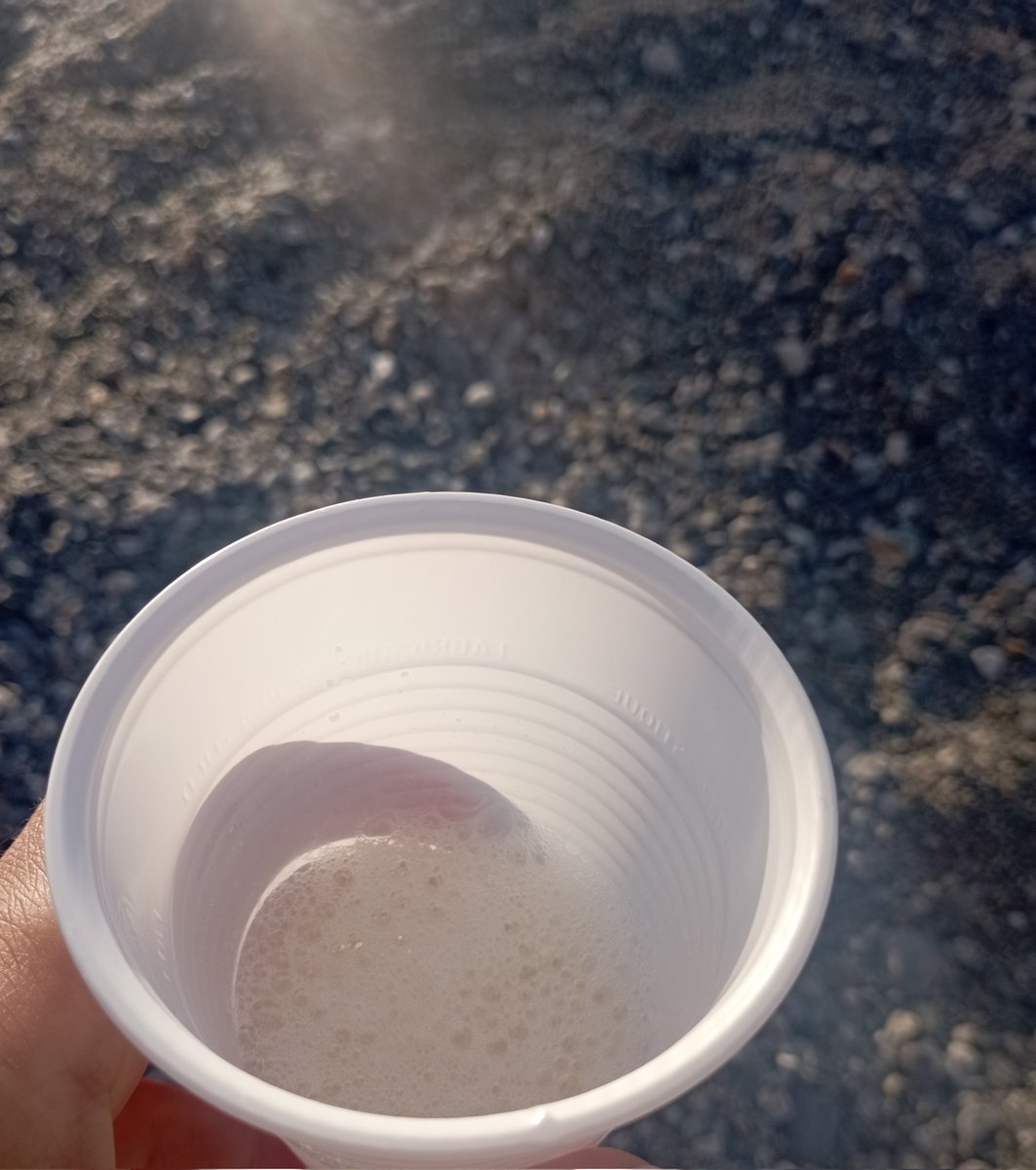 Il vicino di ombrellone che offre prosecco a tutti per "brindare alla vita" è più o meno il livello di leggerezza e iconicità a cui aspiro