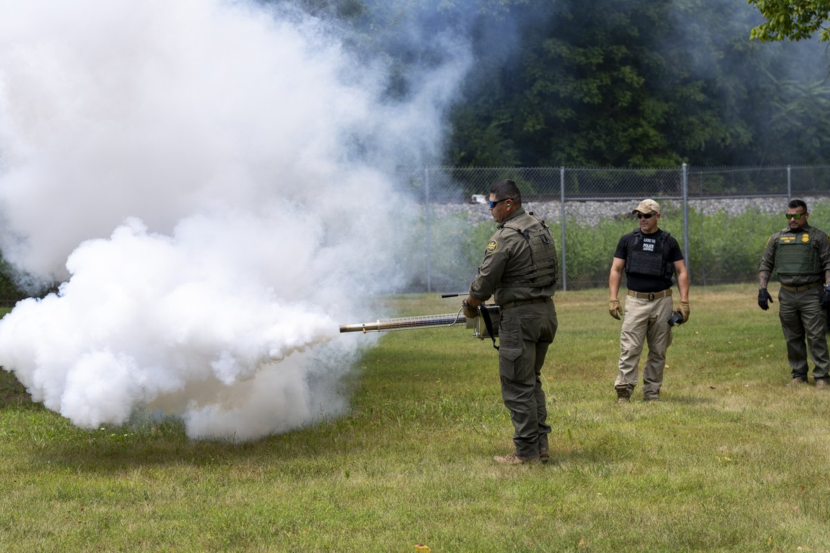 CBPLESCXD's tweet photo. LESC Less-Lethal Instructors teach proper use of a pepper fogger to @CBP officers and agents (USBP SOD/SOG, #BORTAC, #BORSTAR, and #OFOSRT) who are attending Controlled Noise and Light Distraction Device (CNLDD) class 2401.
#LearnAboutLESC @OFOEAC @USBPChief @USBPChiefSOG https://t.co/ZBkxECf0x9