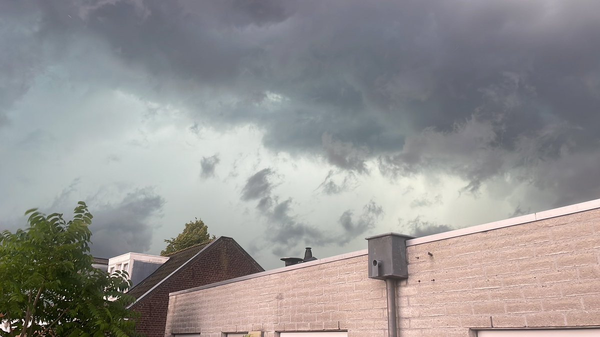 WSchilders's tweet photo. In Tilburg is het los gebarsten #noodweer #codeoranje https://t.co/H3JCHSIVEf