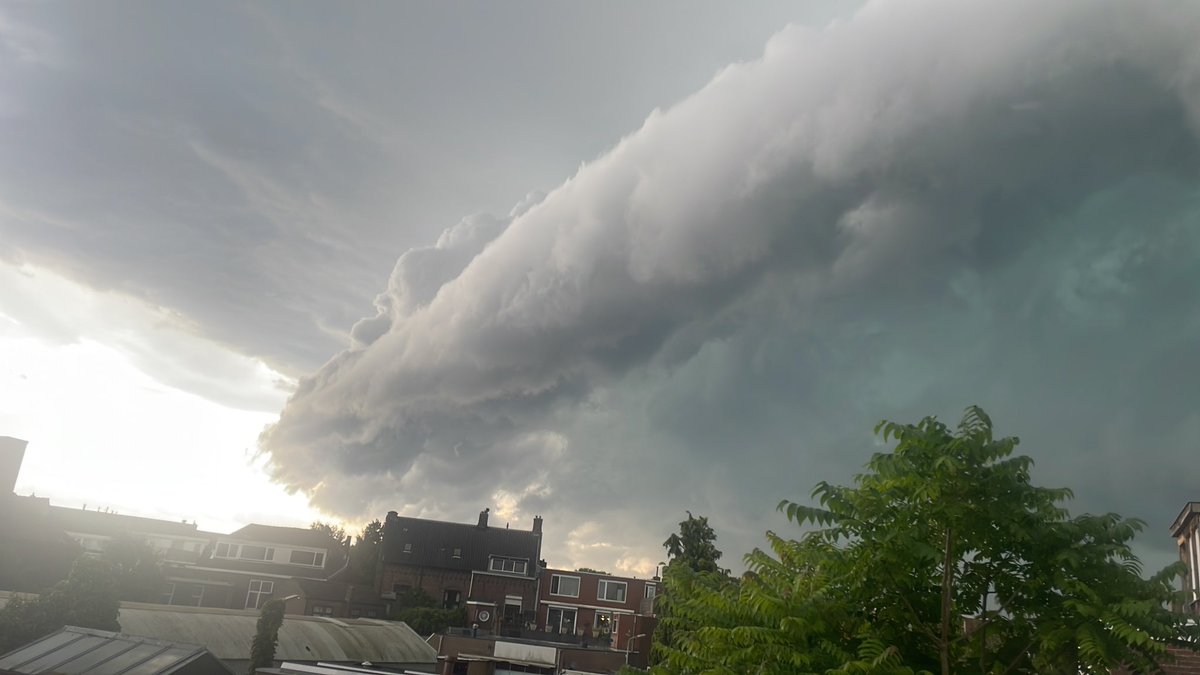 WSchilders's tweet photo. In Tilburg is het los gebarsten #noodweer #codeoranje https://t.co/H3JCHSIVEf