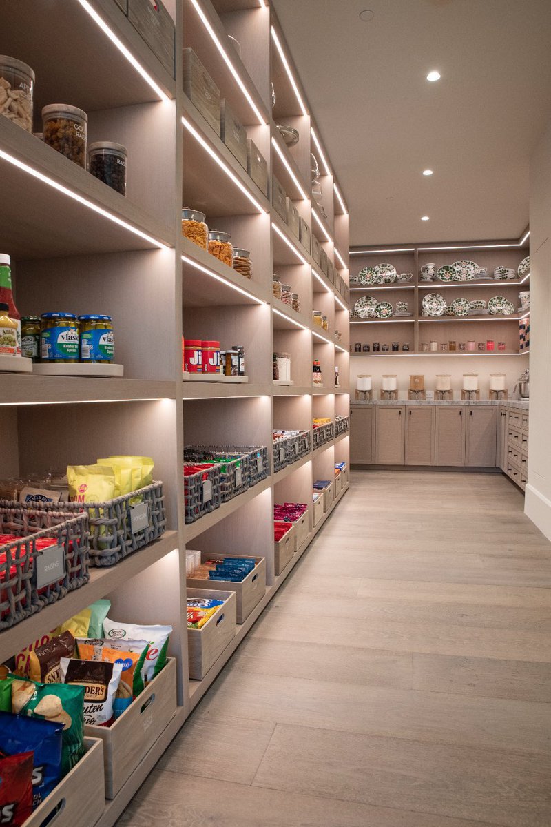 INTERIORPORN1's tweet image. Khloé Kardashian has the most beautiful pantry EVER