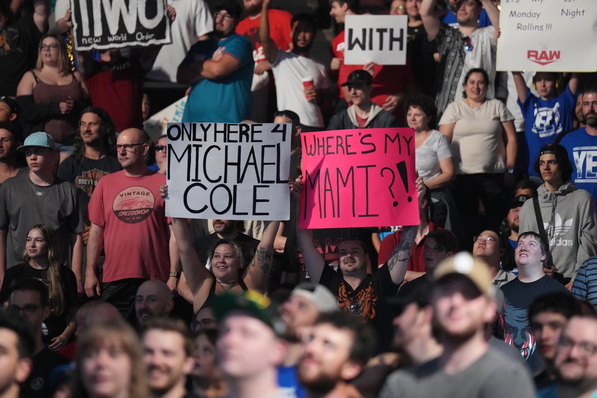 OTTAWA brought the signs last night on #WWERaw! 👀

DAYTON! Bring your best next Monday!

🎟️ ms.spr.ly/6017lyNcD