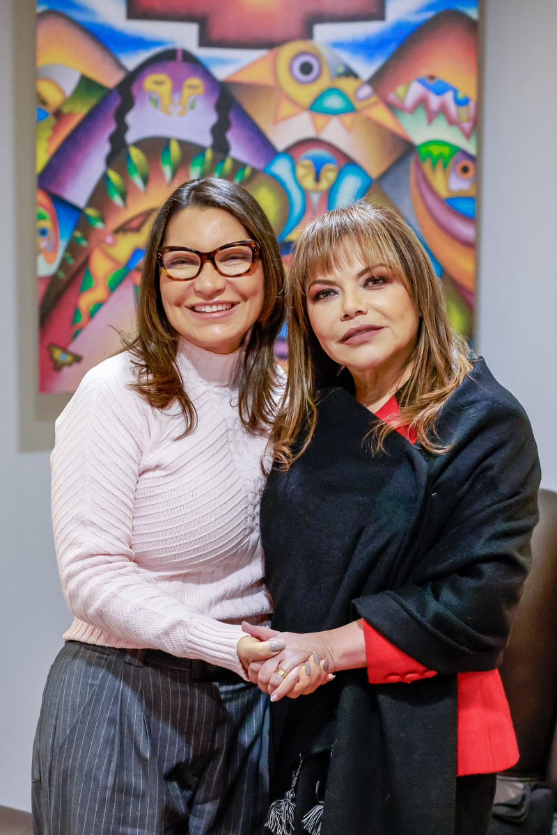 JanjaLula's tweet photo. Durante a visita oficial do Presidente @LulaOficial à Bolívia, me reuni com a primeira-dama Lourdes Durán Romero. Tivemos uma conversa muito produtiva sobre empreendedorismo feminino, políticas públicas voltadas para o empoderamento e autonomia das mulheres, o papel das mulheres no desenvolvimento econômico de nossos países e como podemos trabalhar juntas para que mais e mais mulheres se desenvolvam economicamente dentro de seus territórios e estejam presentes nos espaços de decisão e poder, lutando contra o machismo e a misoginia tanto na política quanto na vida profissional e pessoal. 

Também conversamos sobre as similaridades de nossos países e como cada uma de nós, a sua maneira, ressignifica o papel da primeira-dama, desenvolvendo nossos trabalhos como socióloga e como economista e empresária, e amplificando pautas que acreditamos essencial para a valorização e a representação das mulheres. 

Aproveitamos o momento para apresentar as Ministras mulheres de nossos países e a Presidenta da Petrobrás, que acompanham a visita, para ressaltar a importância de mulheres elevarem outras mulheres nos espaços que ocupamos. 

Encerramos a conversa com palavras de fortalecimento e acolhimento: “Somos as mulheres que o mundo precisa!”