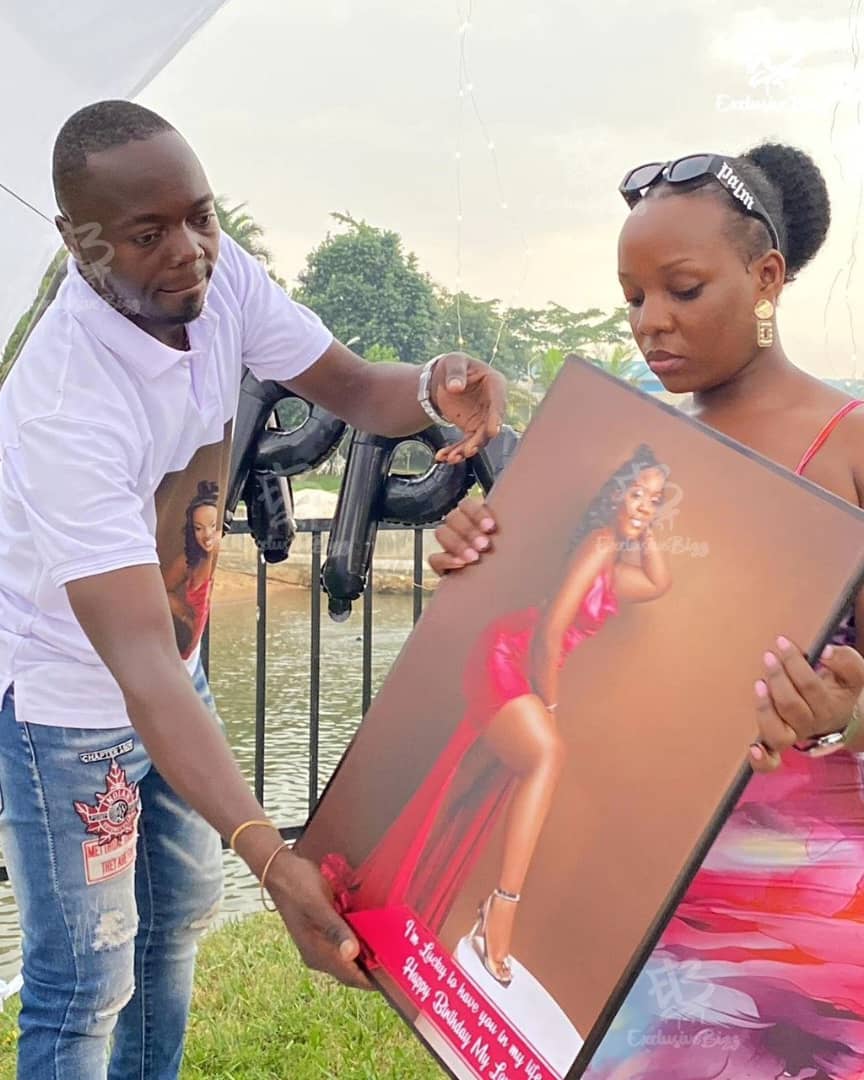 Pliam_'s tweet image. Apparently they are married, I hope he didn&apos;t miss all the signs and he  ended up married and single 💀😂😂😂